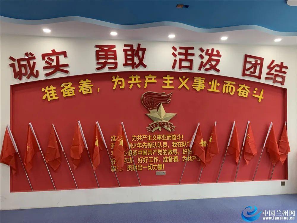 救援活泼小男孩